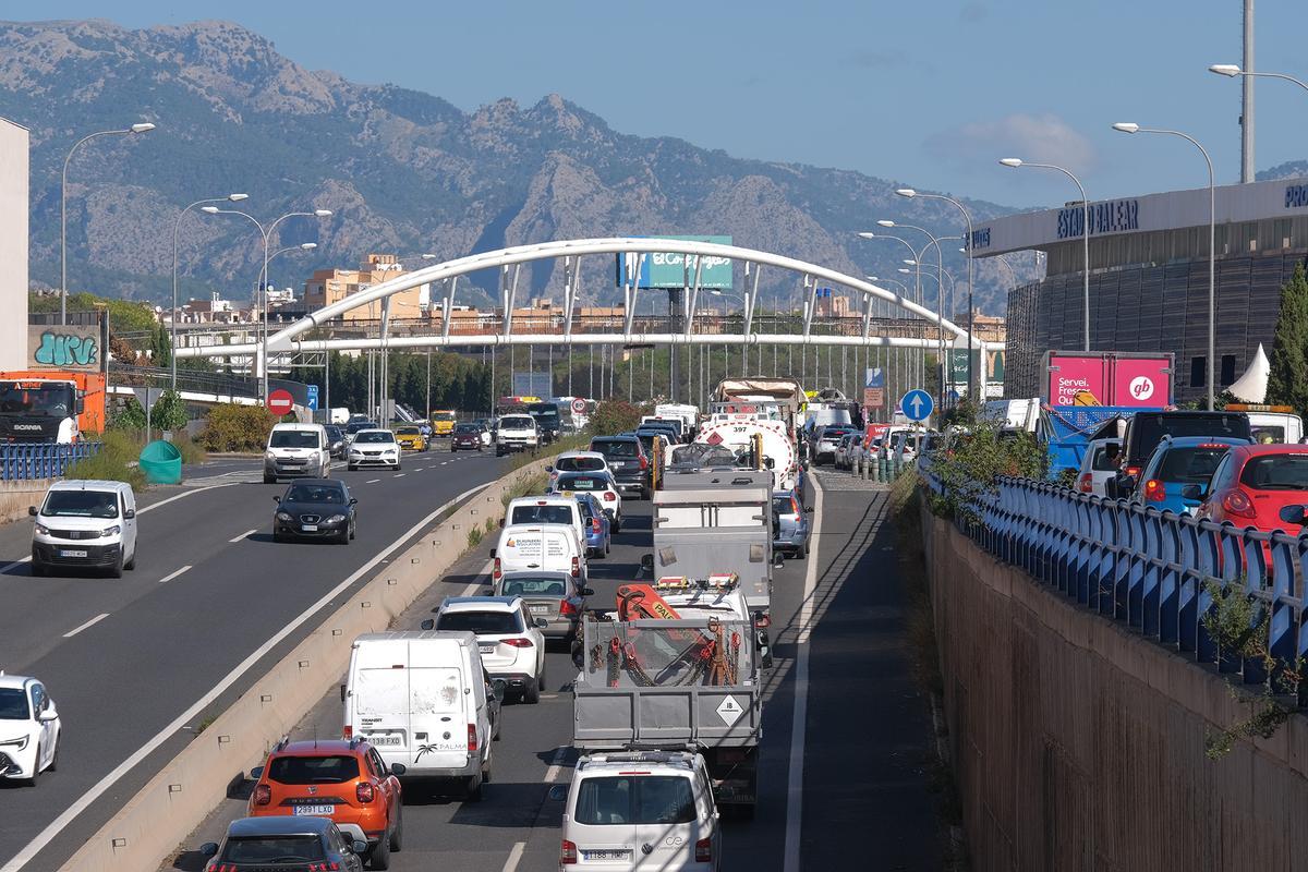 FOTOS: Monumental atasco en la Vía de Cintura de Palma por el vuelco de un coche FOTOS: Monumental atasco en la Vía de Cintura de Palma por el vuelco de un coche