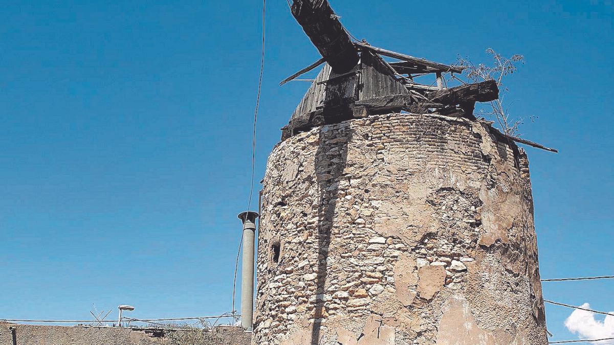 Molino de los Gallegos en  Cartagena en estado deteriorado.