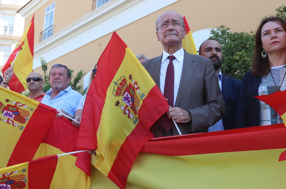 La Policía Local de Málaga organiza ante su sede una concentración en apoyo de los policías nacionales y los guardia civiles que se han desplazado a Cataluña con motivo del referéndum del 1-O