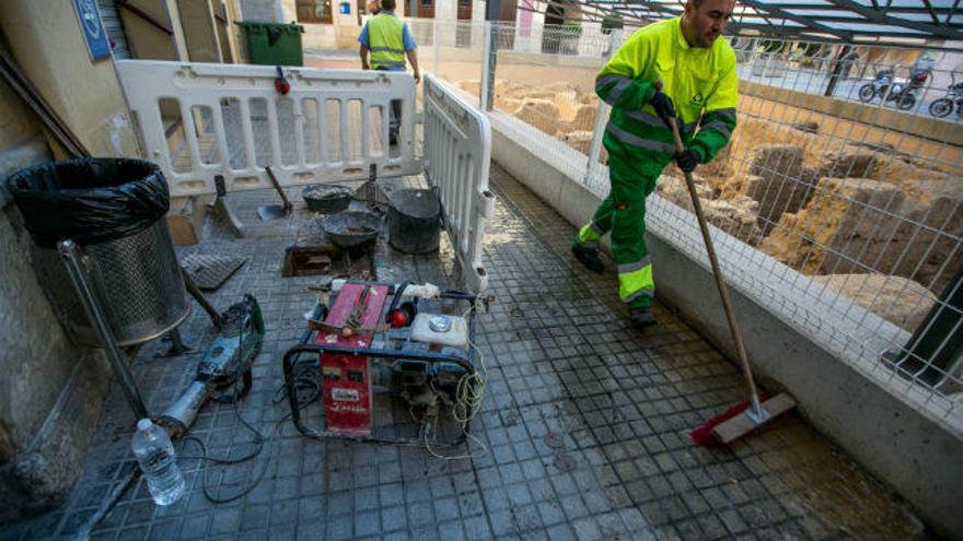 La zona donde se detectó la fuga subterránea en la acera entre el Mercado y los restos arqueológicos