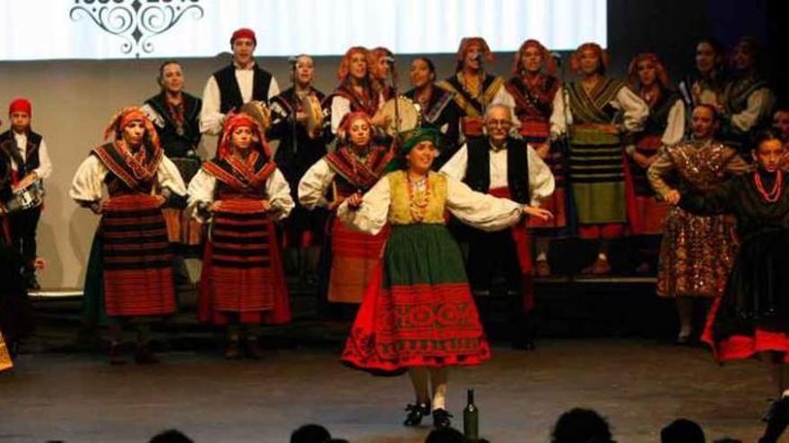 El baile de la botella por parte de varias generaciones de integrantes del grupo.