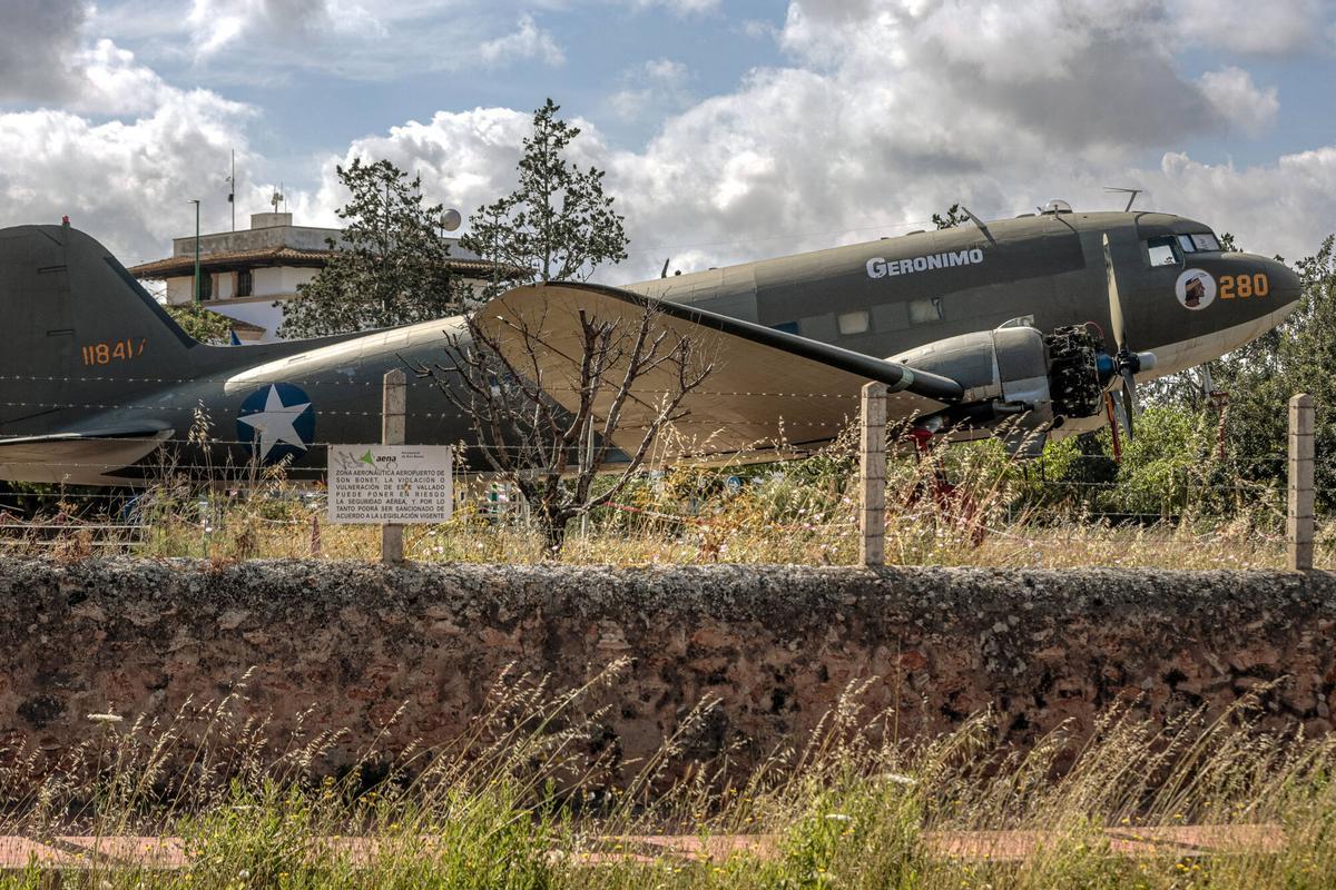 Un histórico avión de la Segunda Guerra Mundial abandonado en Mallorca se exhibe tras ser restaurado: "Es un orgullo"