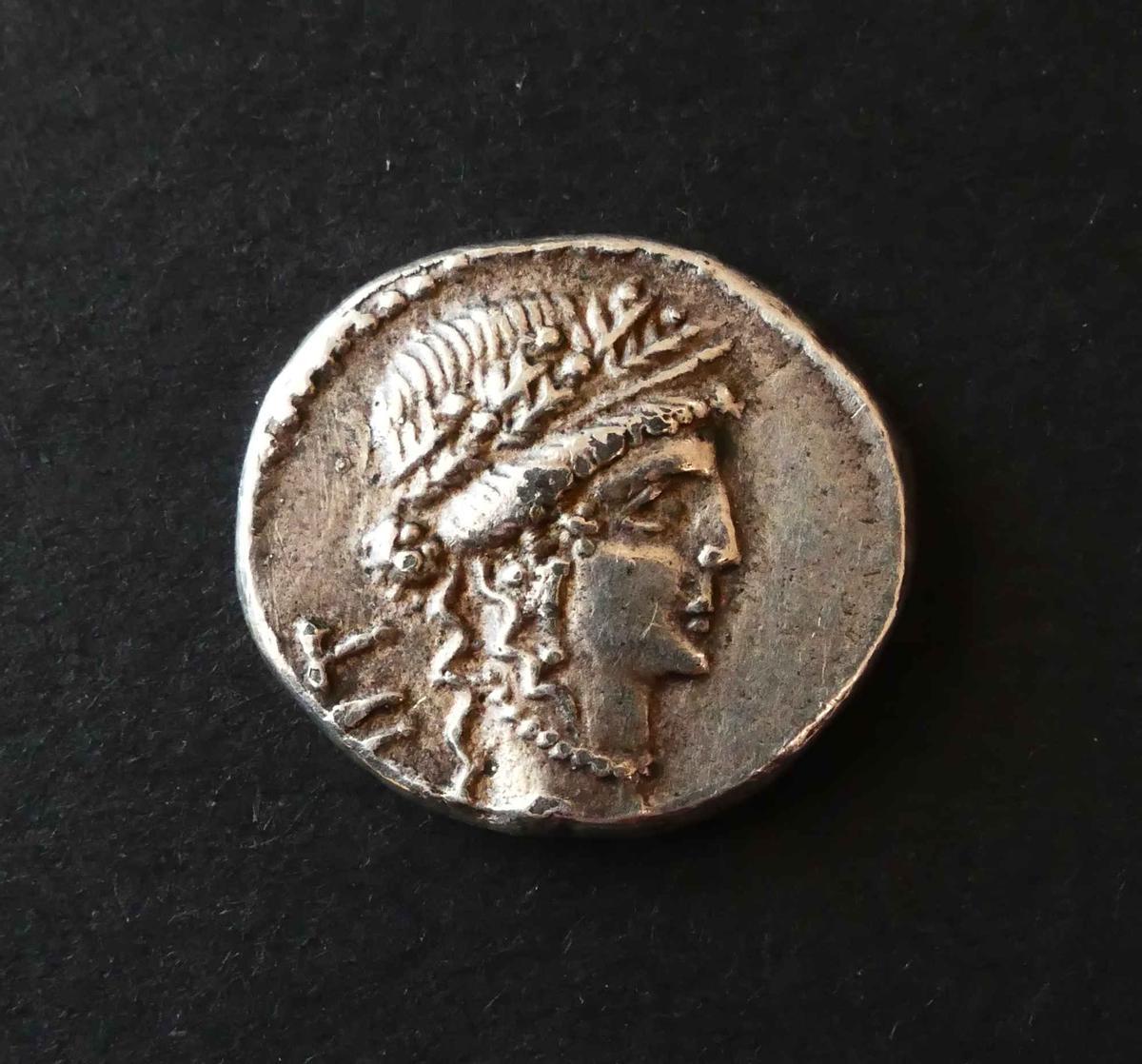 Denario de plata con el rostro de Julio César.
