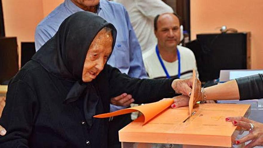 Pascuala Bermúdez, de 107 años, deposita su voto en Trabazos.