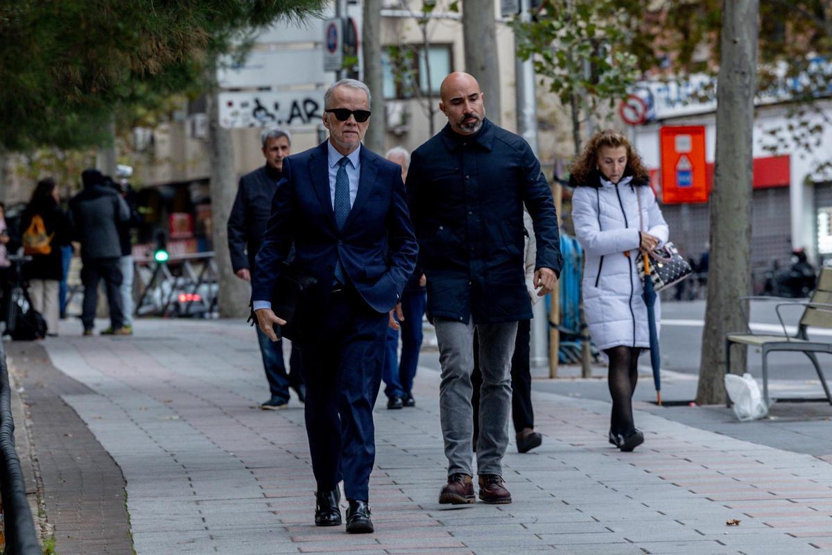 El abogado de Begoña Gómez, Antonio Camacho (i), a su salida de los juzgados de Plaza de Castilla, a 16 de noviembre de 2025, en Madrid (España).