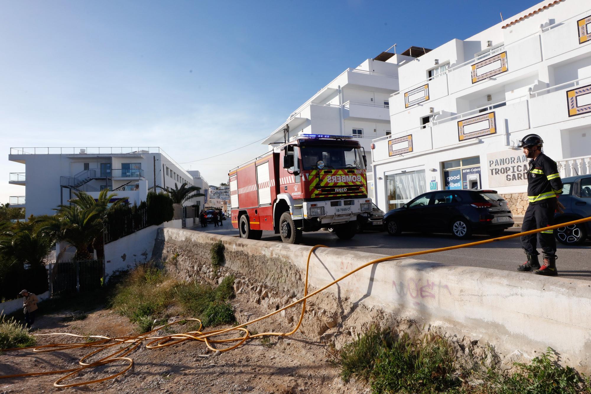 Incendio en un asentamiento junto a un hotel en Ibiza