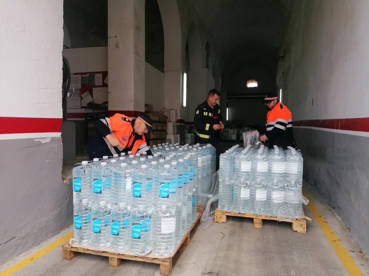 Garrafas de agua aportadas por la Diputación, dispuestas para su reparto en Toro