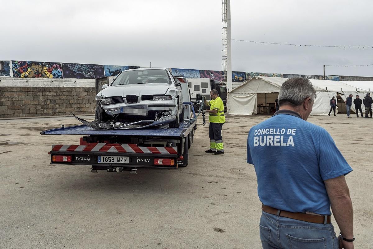 El coche que provocó el accidente, retirado por la grúa