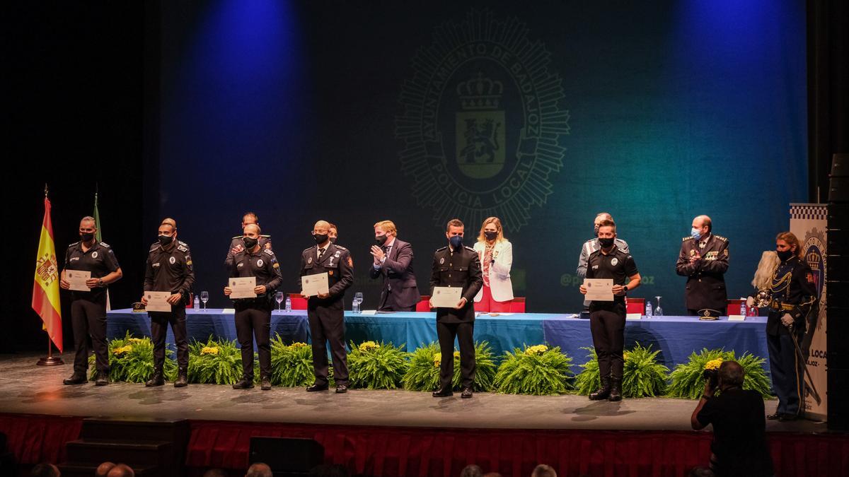 Algunos de los policías que el año pasado recibieron sus reconocimientos en el teatro López de Ayala.