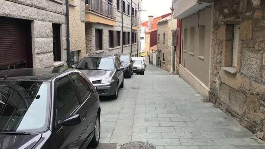 Una de las calles peatonales invadida por los coches. // M. Muñíz