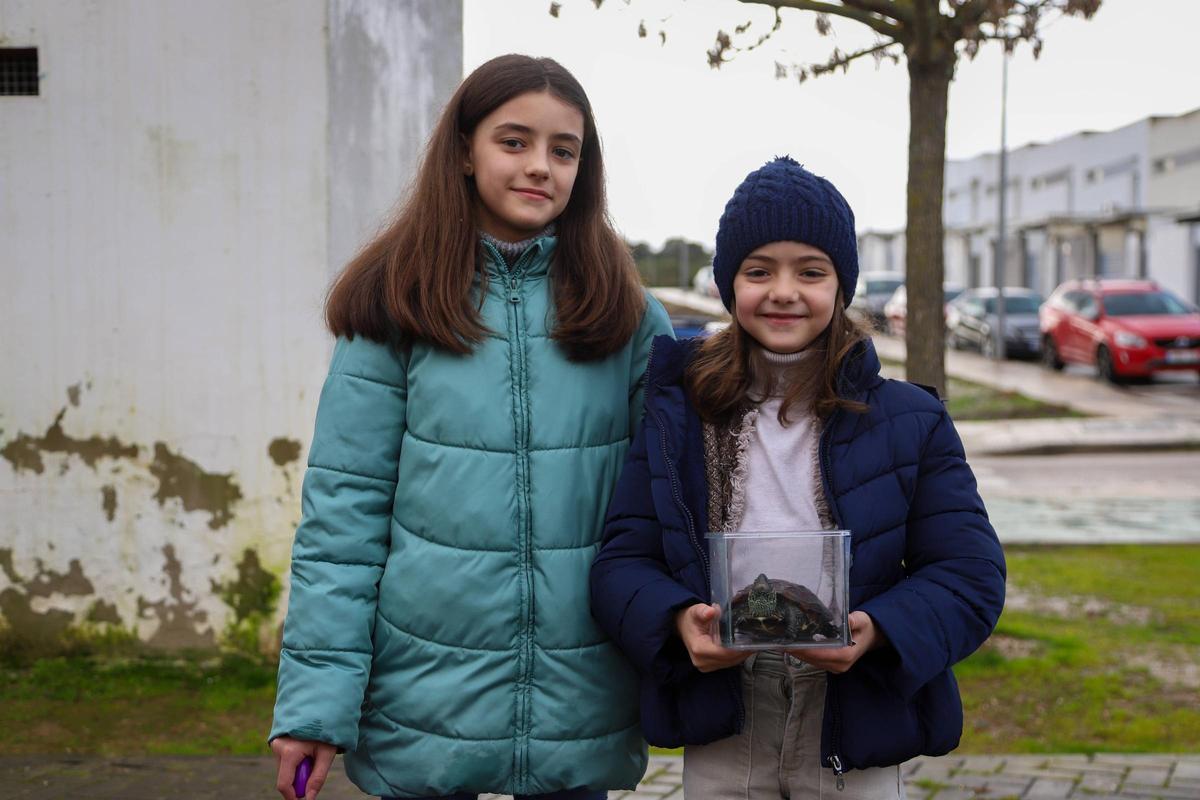 Carla y Sara con su tortuga Lola.
