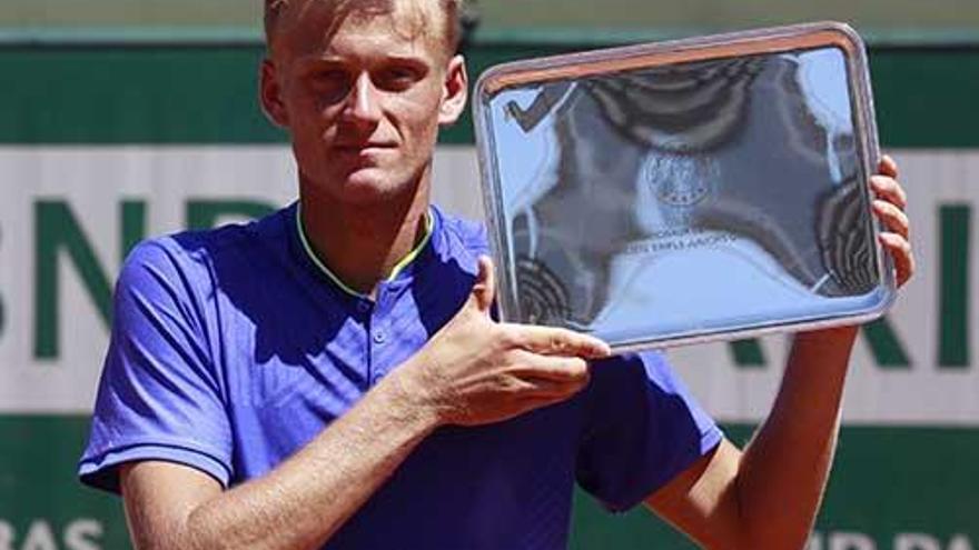 Nicola Kuhn muestra su trofeo de campeón júnior de dobles en Roland Garros