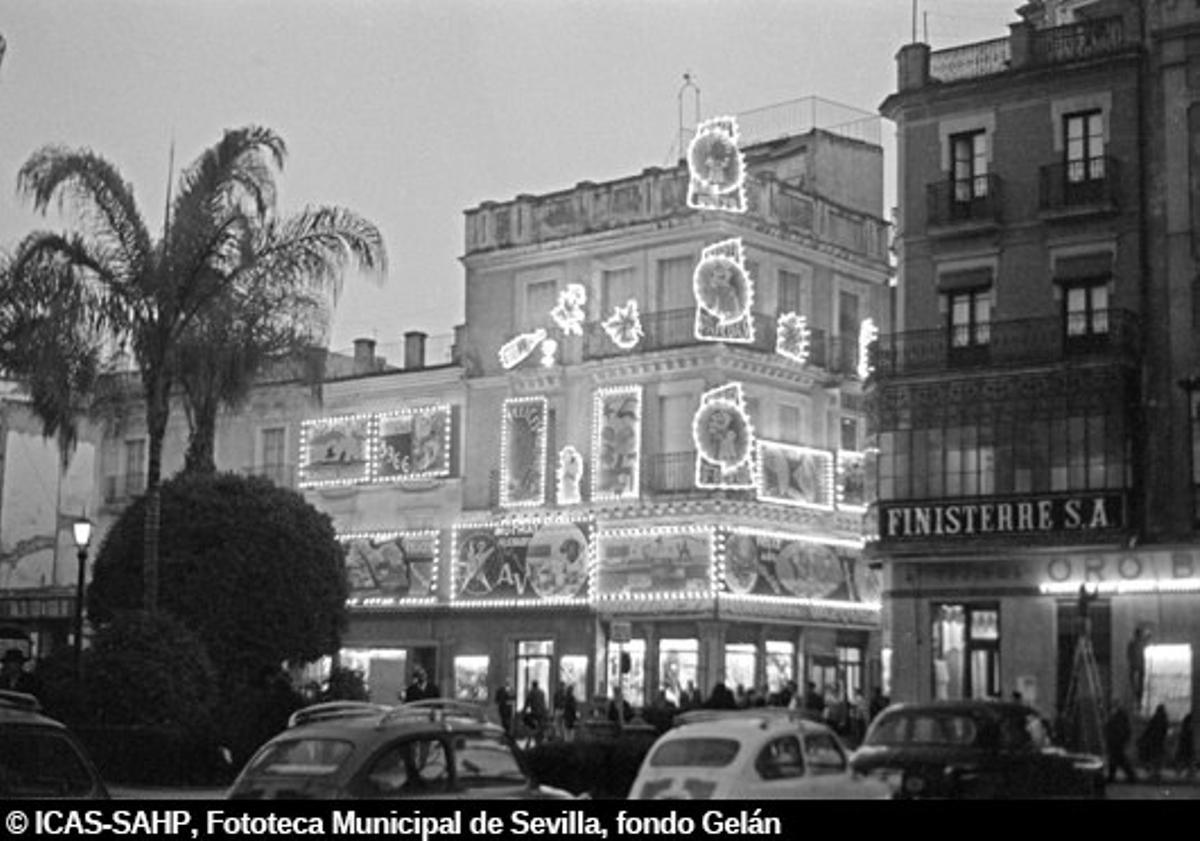 Alumbrado navideño en la Plaza de la Encarnación y la embocadura de la calle Puente y Pellón. 1965