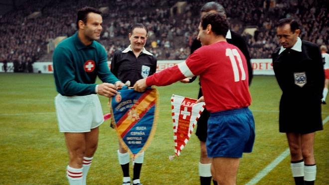 Paco Gento en un partido de la selección contra Suiza