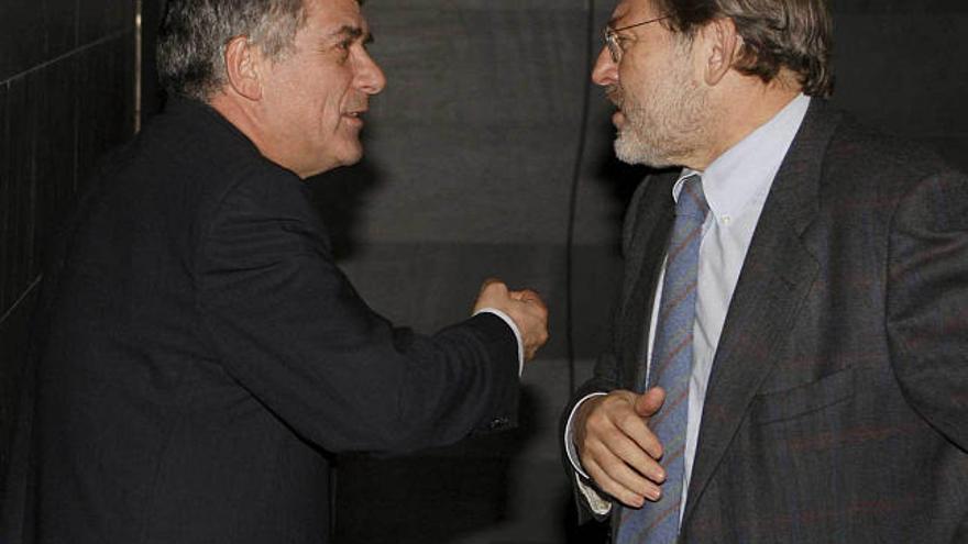 Ángel Villar habla con Jaime Lissavetzky en la sede del COE. / josé huesca