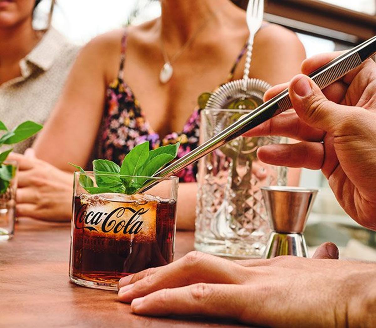 Cóctel preparado con Herbal Notes, de Coca-Cola Signature Mixers
