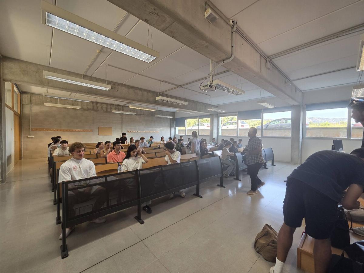 Arranca una Selectividad en la UIB marcada por los detectores de móviles y los nervios de casi 5.000 alumnos