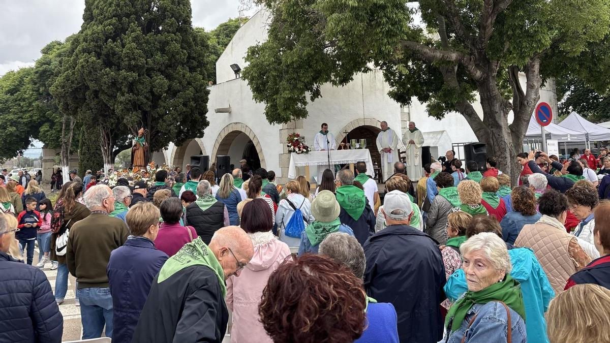 Miles de vecinos participaron en la romería.