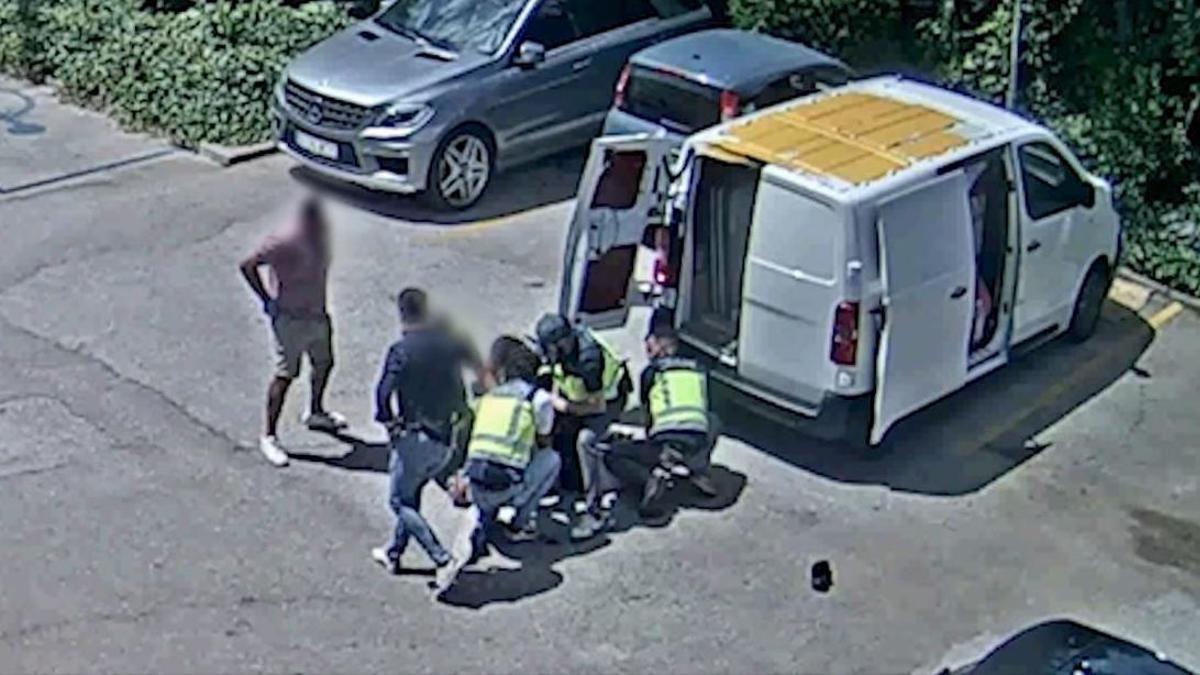 Momento de las detenciones junto a la furgoneta en la que se desplazaba el grupo.