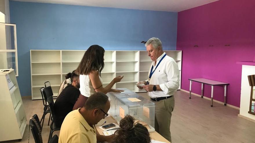 Manuel Lozano vota en Villanueva