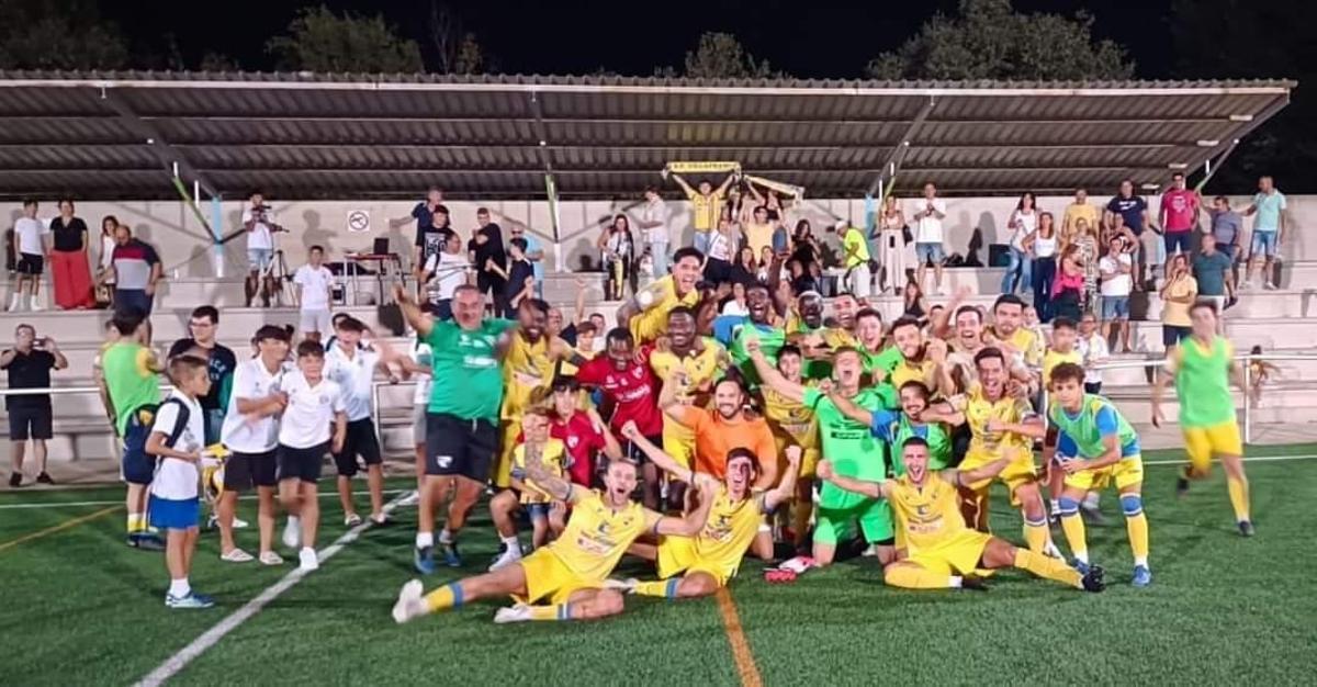 Los jugadores del Villafranca celebran con su afición la clasificación para la final.