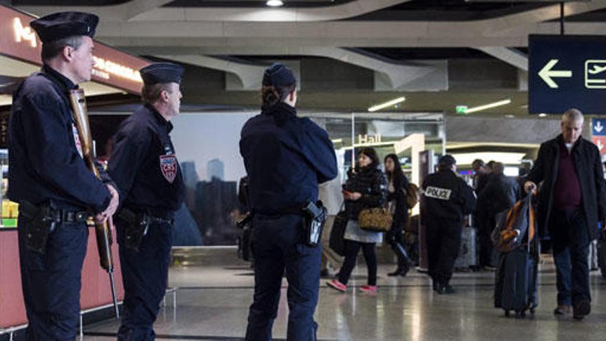 Un nen de 8 anys porta 10 dies retingut en un aeroport de París