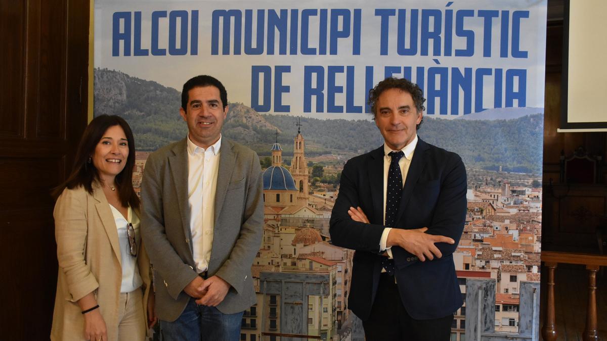 Francesc Colomer junto al alcalde de Alcoy, Toni Francés, y la concejal de Turismo, Lorena Zamorano.