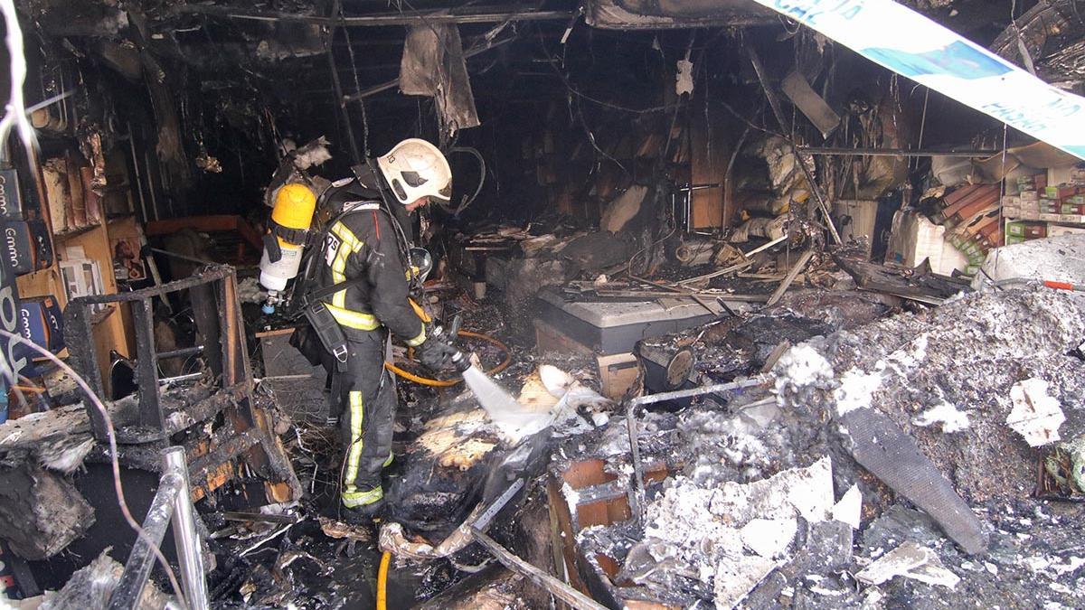 Un incendio calcina una tienda de colchones en Santa Rosa