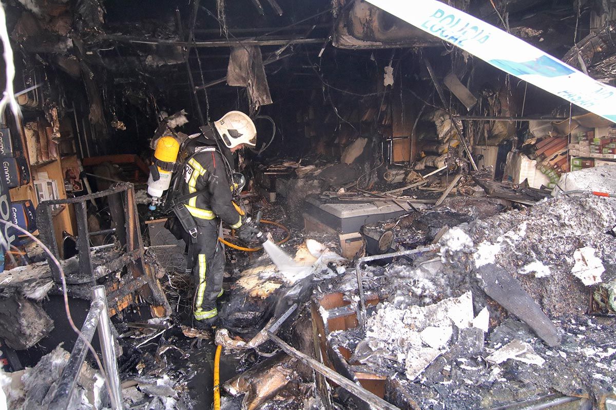 Un incendio calcina una tienda de colchones en Santa Rosa