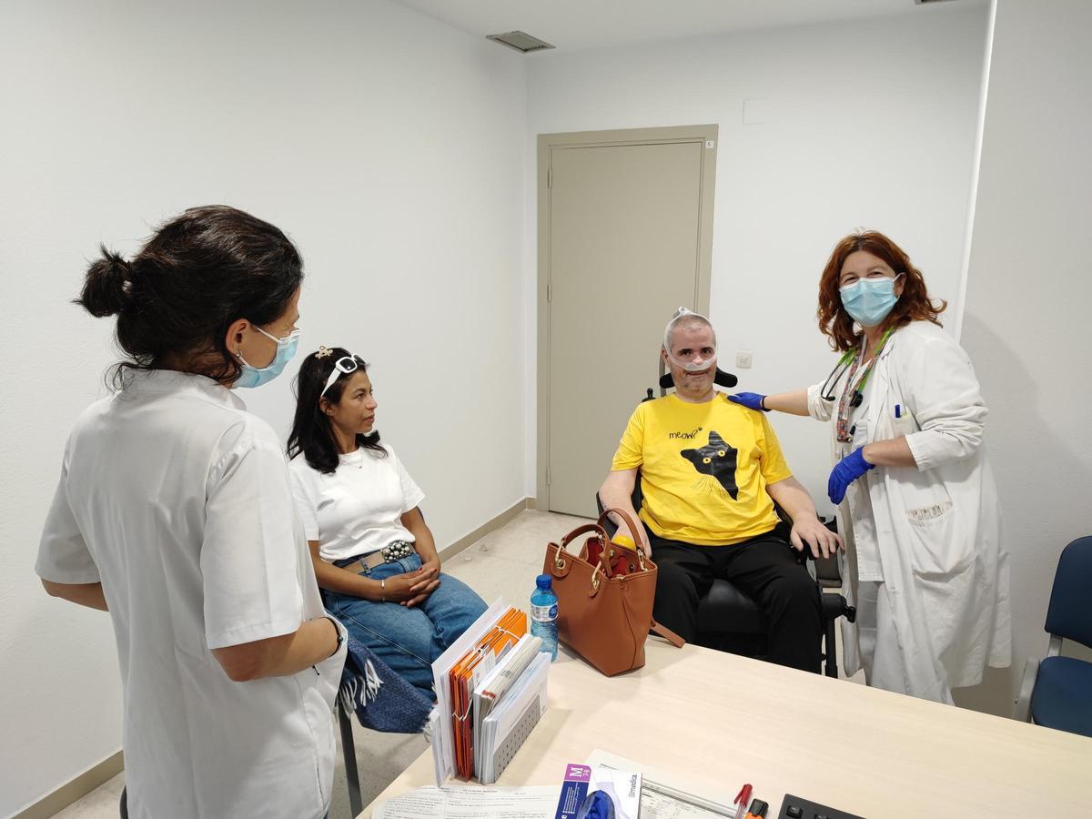 Professionals de la unitat atenent un pacient.