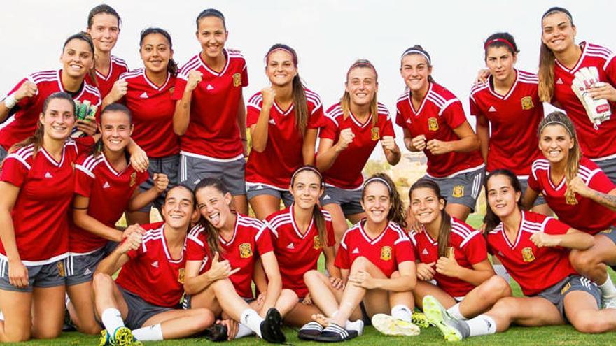 Selecció espanyola sub-19 amb Paula Fernández