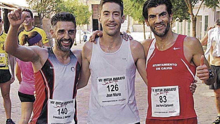 Los tres primeros clasificados masculinos de la Mitja Marató.