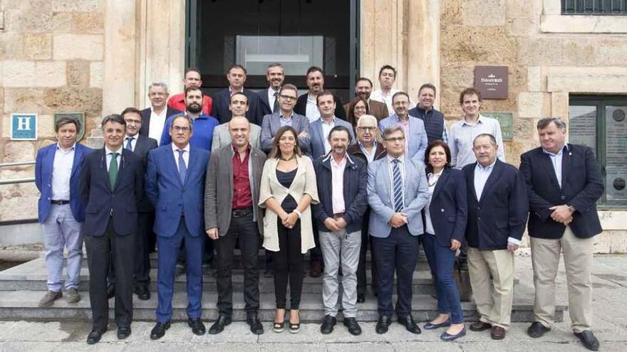 Autoridades y responsables de las DO de la región posan en una foto de familia en Lerma.