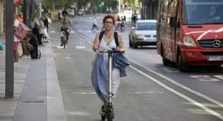 El transporte público de Murcia acorrala a los patinetes eléctricos: prohibidos en el tranvía y en ‘los coloraos’