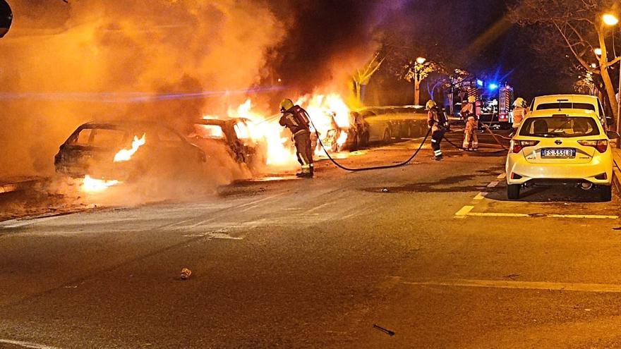 Un incendio en un vehículo aparcado en la calle afecta a otros cuatro