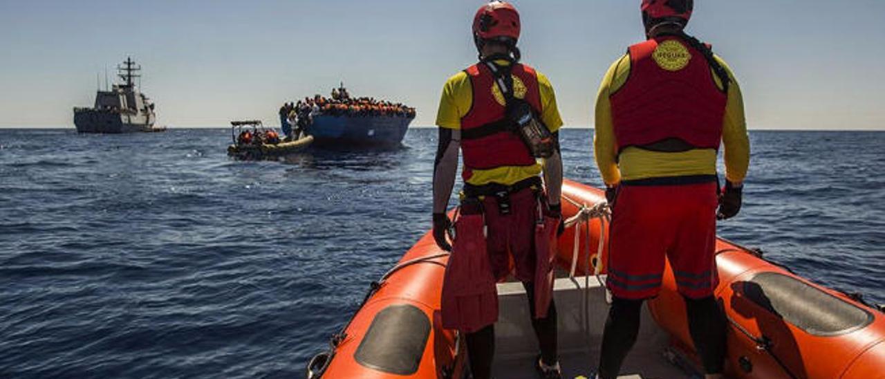 Dos de los miembros de Proactiva durante las tareas de rescate en el Mediterráneo el pasado mes de julio.