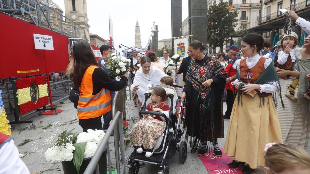 En imágenes | La Ofrenda de Flores a la Virgen del Pilar 2023 (I)