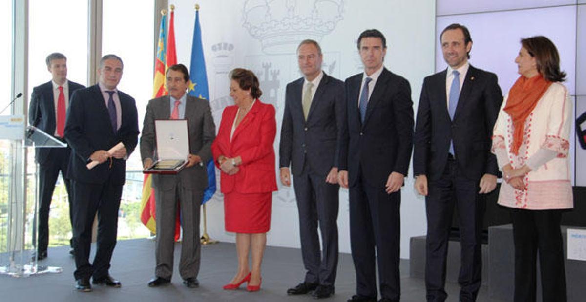 Elías Bendodo y José Prado recibieron ayer el premio a Living Costa del Sol.