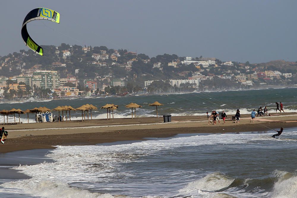 Temporal de viento y olas en las playas de Málaga