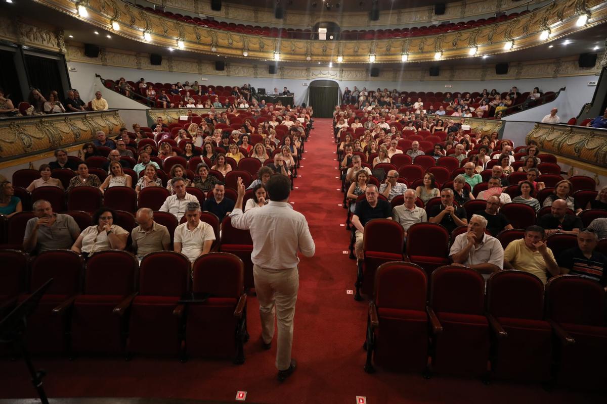 El alcalde de Elche, Pablo Ruz, en el Gran Teatro, con los funcionarios e interinos del Ayuntamiento de Elche al comienzo del mandato