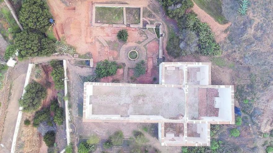 Imagen aérea de la Iglesia del Convento de San Buenaventura. Al lado, los restos la sede conventual.