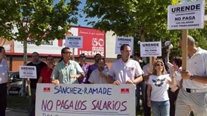 Trabajadores de Urende, en Badajoz, reclaman su salario e información sobre el futuro de la cadena