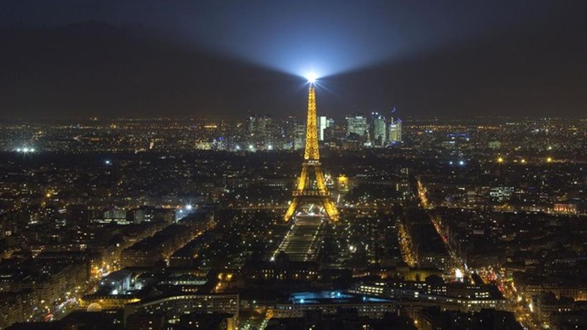 La Torre Eiffel iluminada, la noche del 24 de febrero.