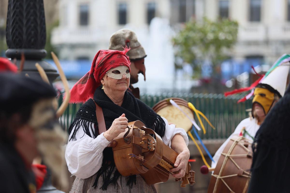 El pasacalles de los Mazcaritos por las calles de Oviedo