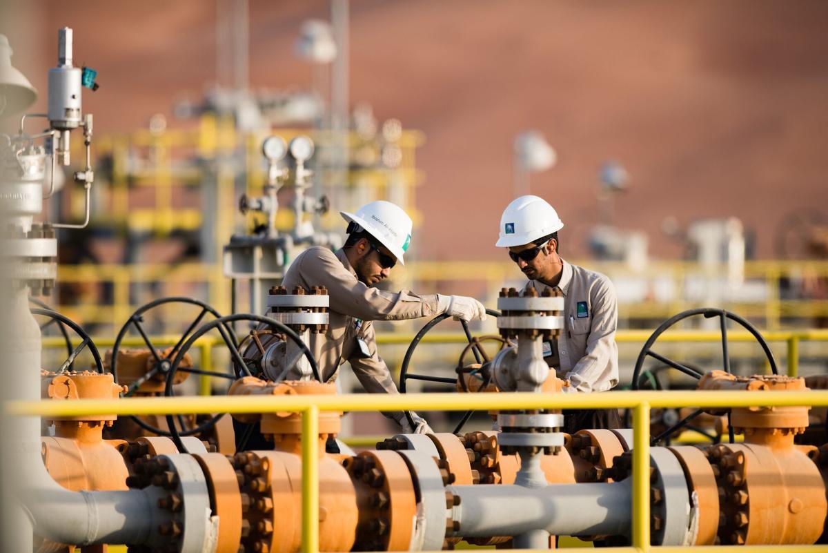 01/08/2022 Arabia Saudí recorta su producción de petróleo. Arabia Saudí habría comenzado a reducir la producción de petróleo en respuesta al problema de almacenamiento derivado del bloqueo del estrecho de Ormuz, mientras que estaría desviando algunos suministros a través del paso del mar Rojo. ECONOMIA ARAMCO