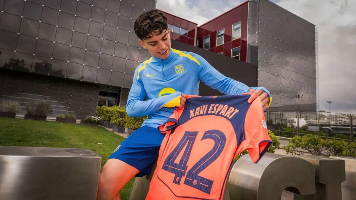 Xavi Espart mira con orgullo la camiseta de su debut con el Barça