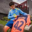 Xavi Espart mira con orgullo la camiseta de su debut con el Barça