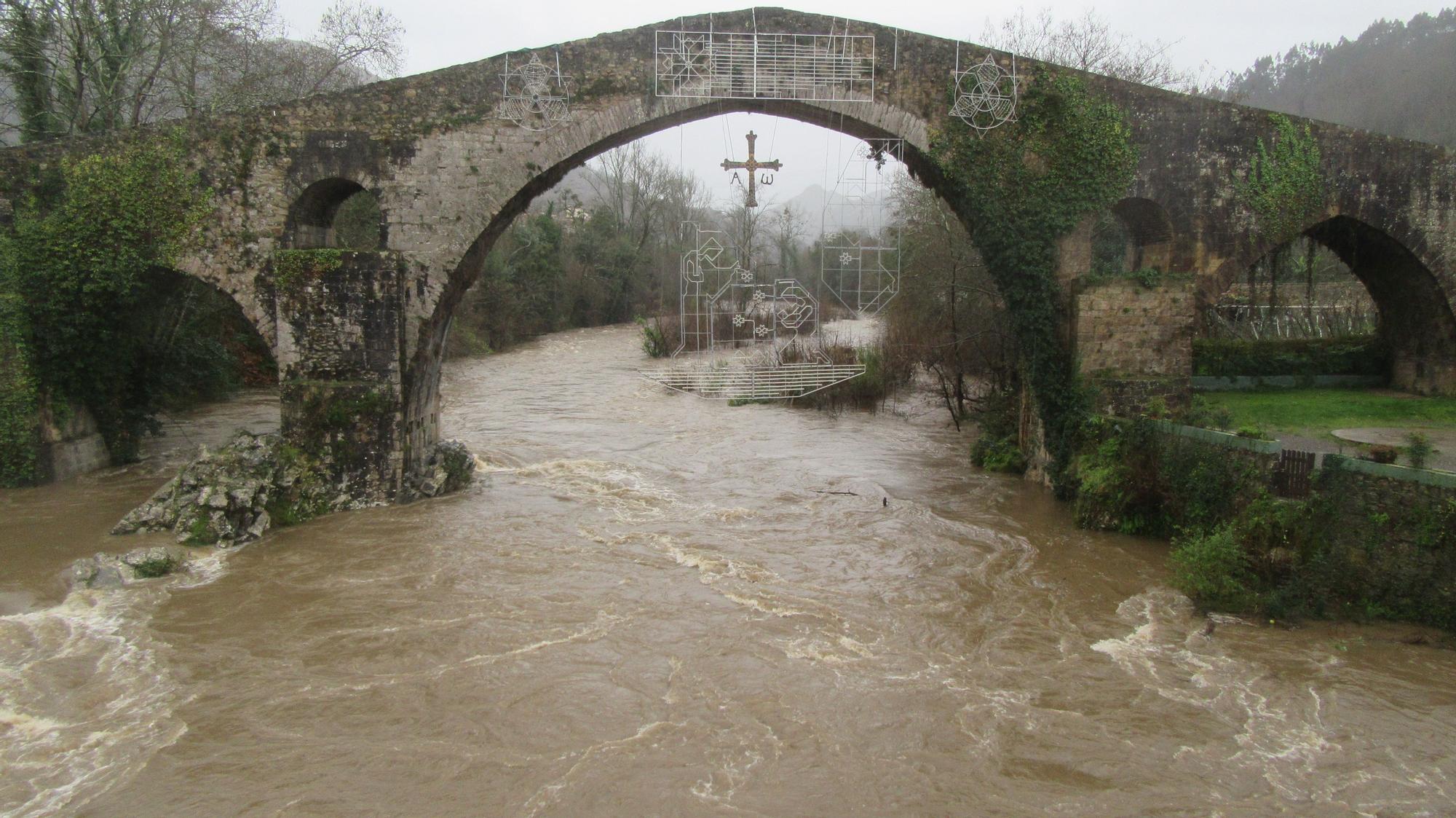 EN IMÁGENES: El temporal en Asturias deja las primeras inundaciones por las lluvias, incidencias en los trenes y vuelos suspendidos