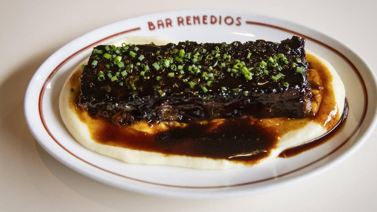 El rabo de vaca con 'aligot' del Bar Remedios.