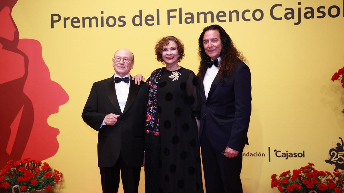 Premiados de la primera edición de los Premios del Flamenco Cajasol, el guitarrista Tomatito (1d), la bailaora Merche Esmeralda, y Fosforito (1i).